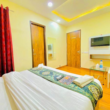 Hotel Holiday First 300 Meter From Golden Temple 암리차르 외부 사진