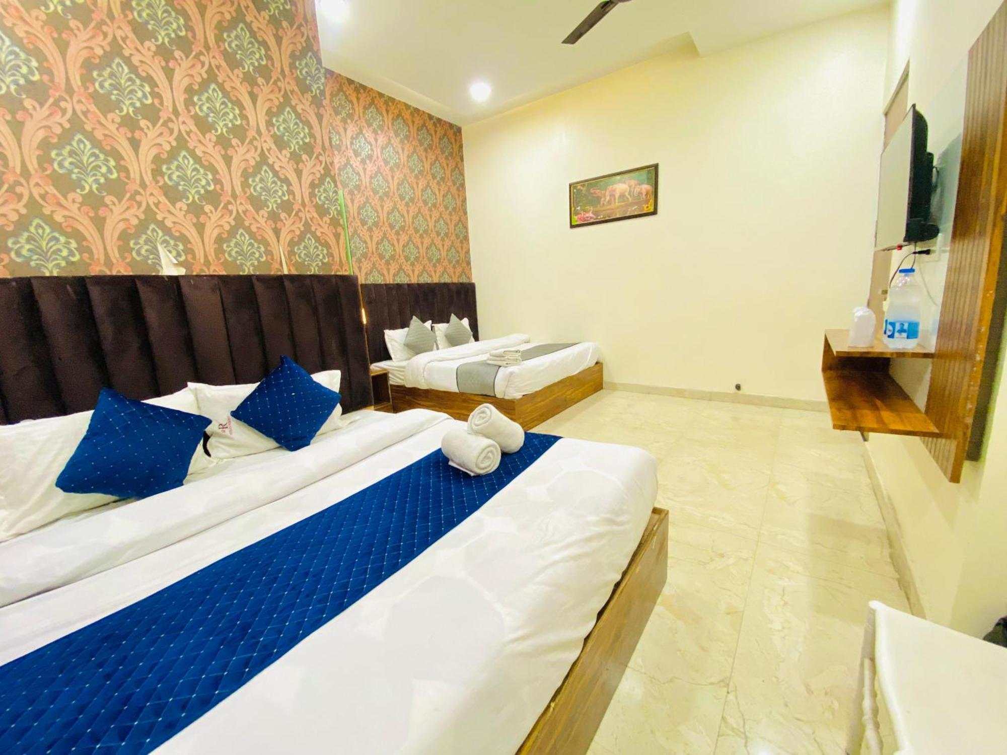Hotel Holiday First 300 Meter From Golden Temple 암리차르 외부 사진