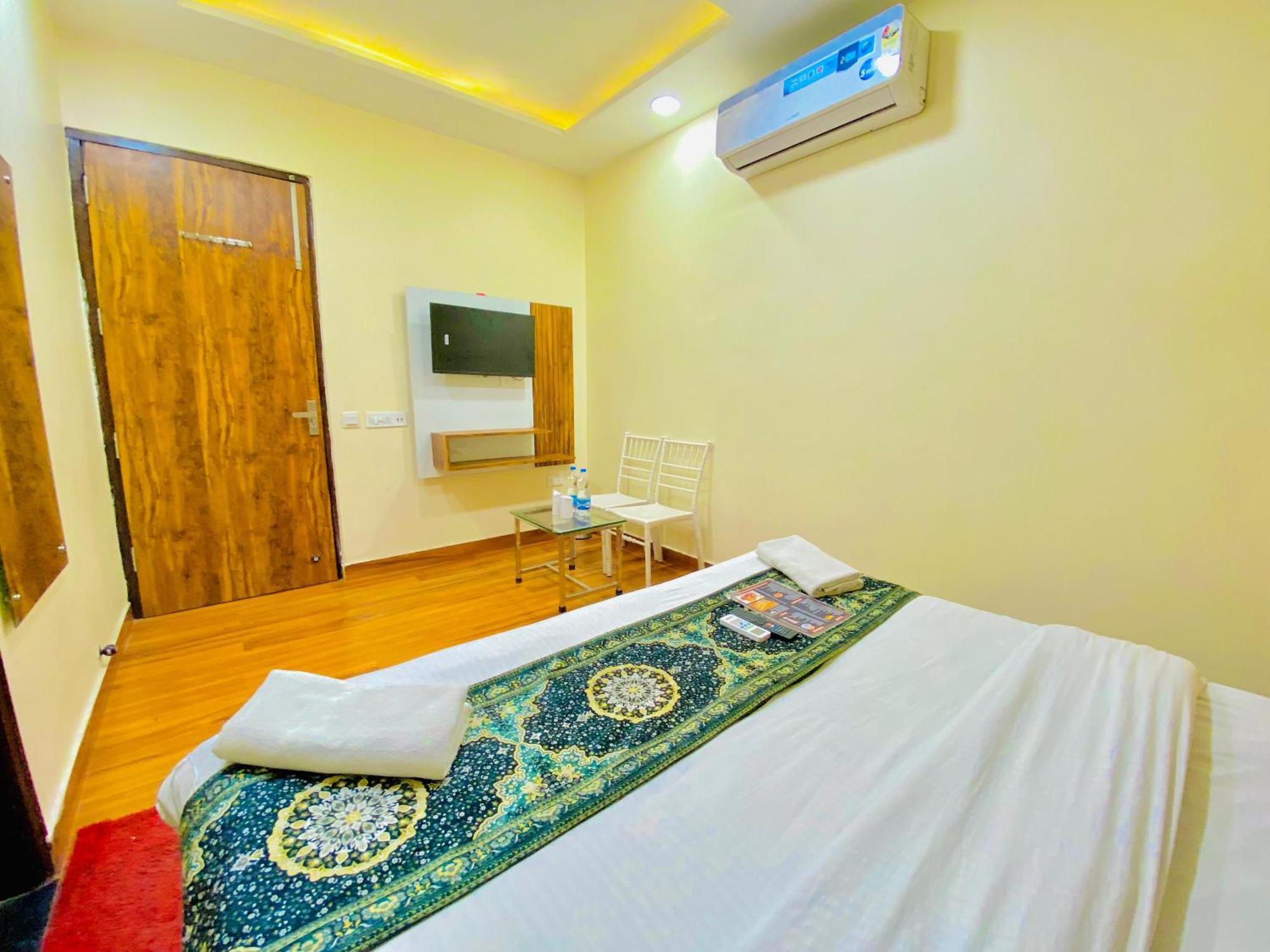 Hotel Holiday First 300 Meter From Golden Temple 암리차르 외부 사진