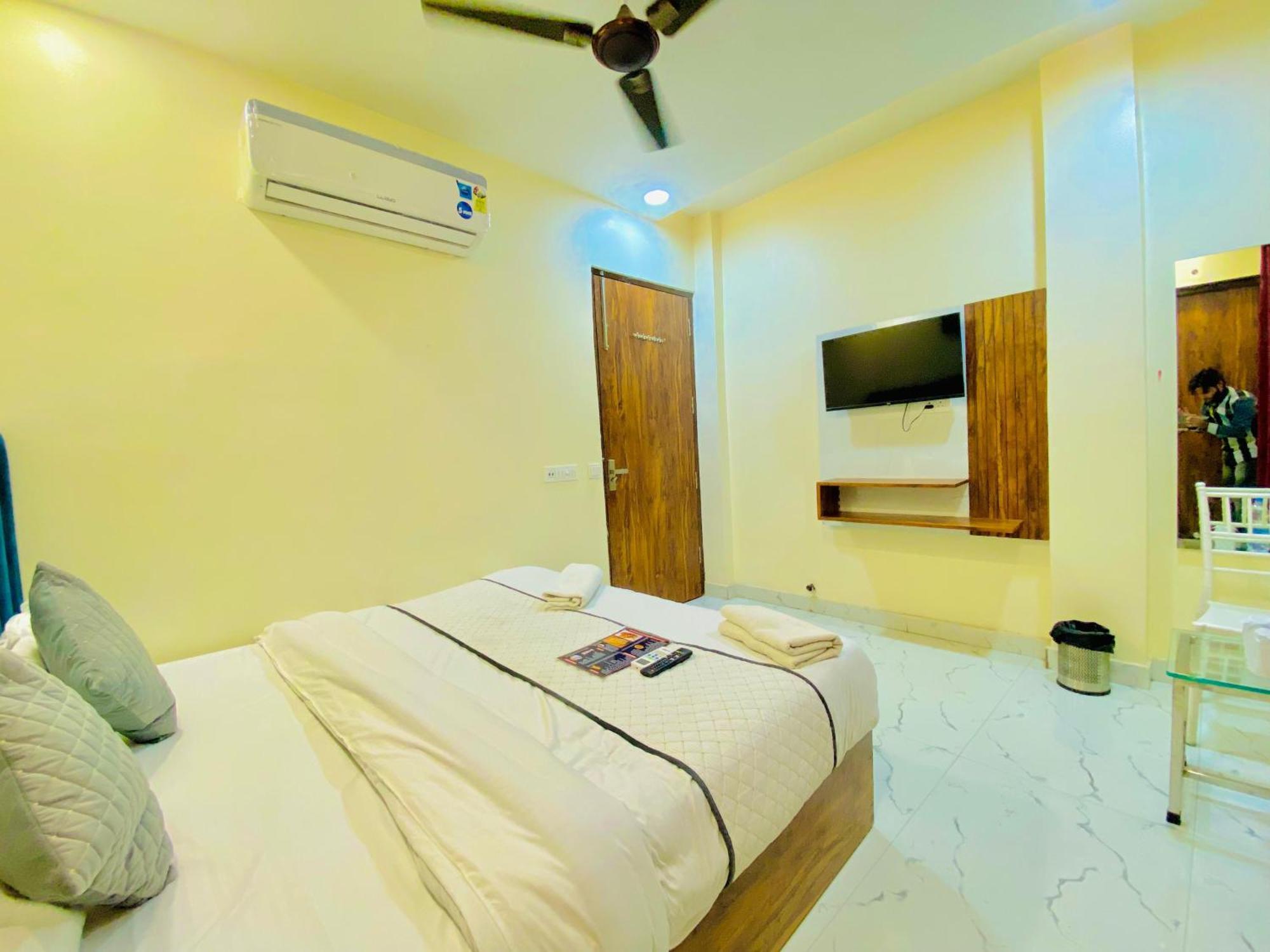 Hotel Holiday First 300 Meter From Golden Temple 암리차르 외부 사진